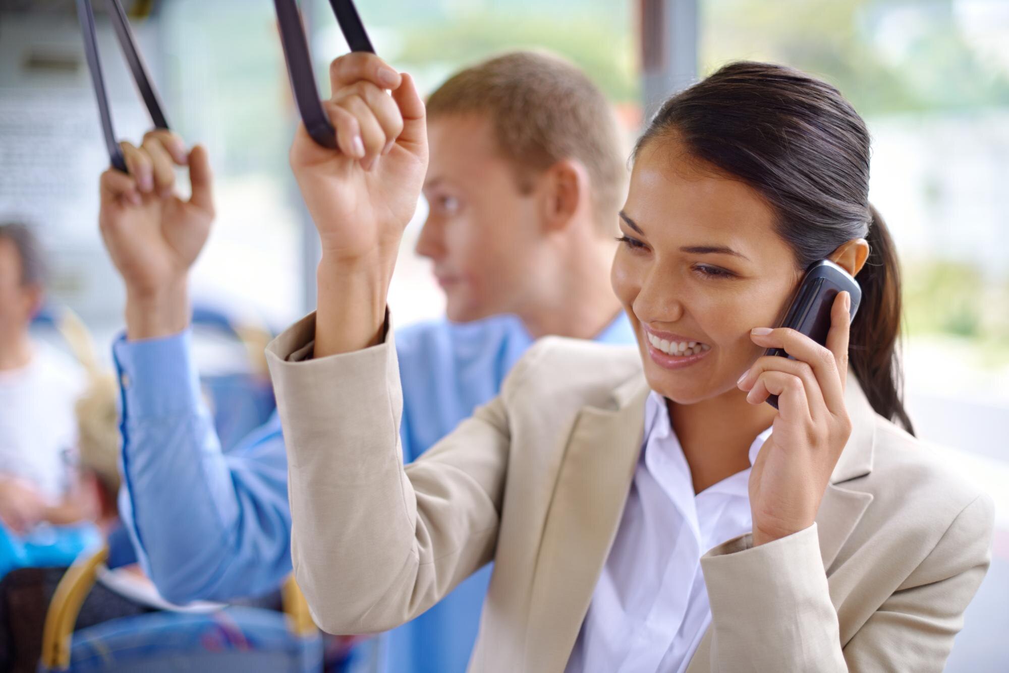mujer hablando por telefono