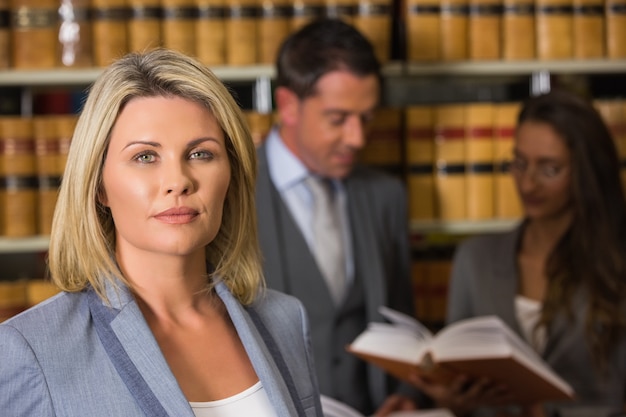 Abogados leyendo en una librería